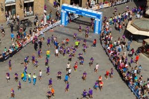 picture from above of a marathon start 