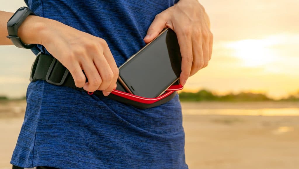 how to run with your phone: phone in hip belt